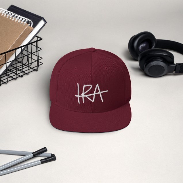 Ira snapback lippis Maroon